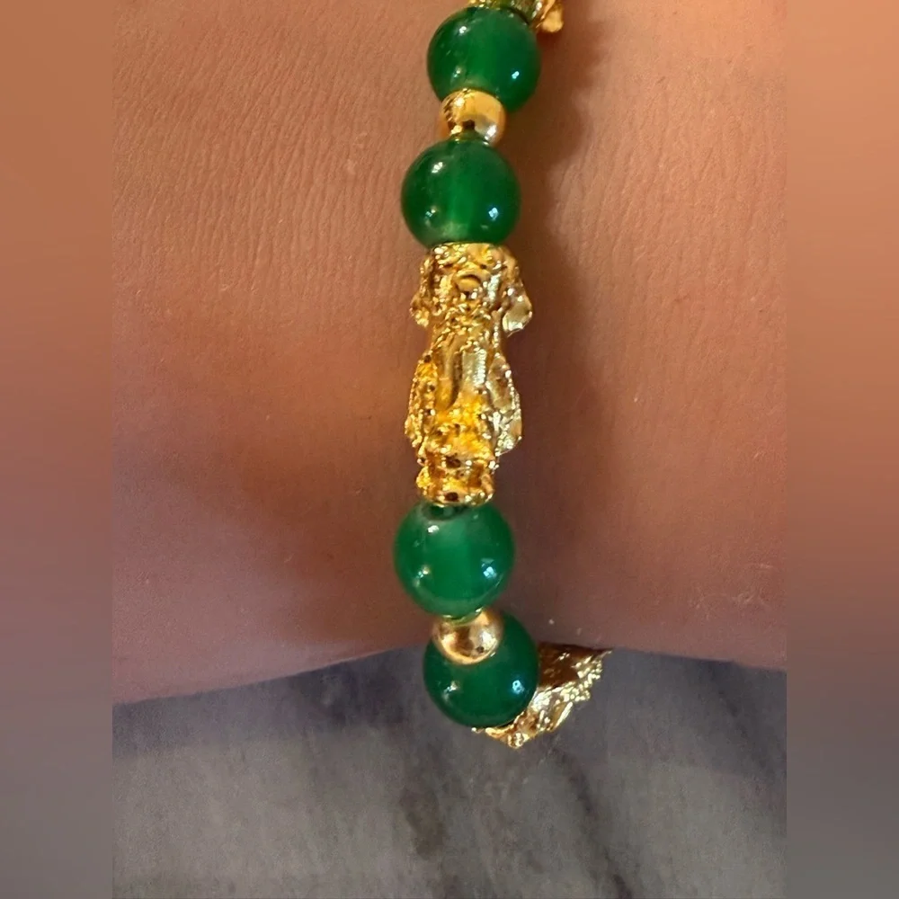 8mm Green Beaded Pixiu Bracelet Gold Tone Feng Shui Wealth Charm Stretch